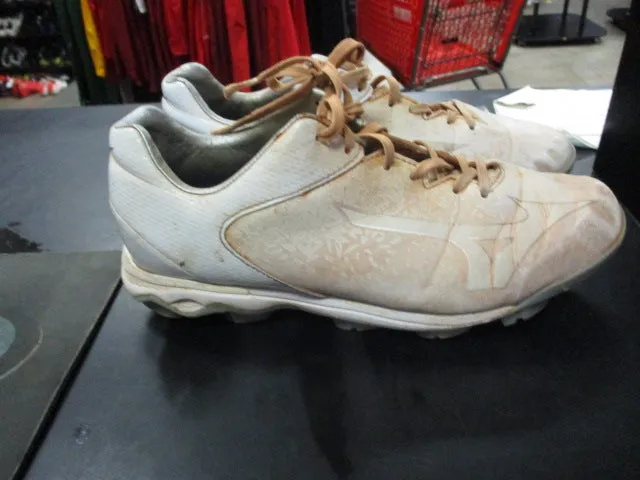 Used Mizuno Womens Size 8 Softball Cleats